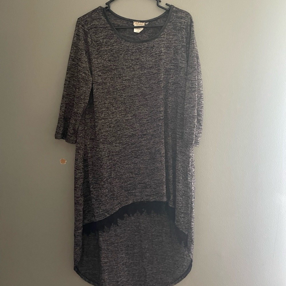 Gray and black high low tunic. Three-quarter sleeve.